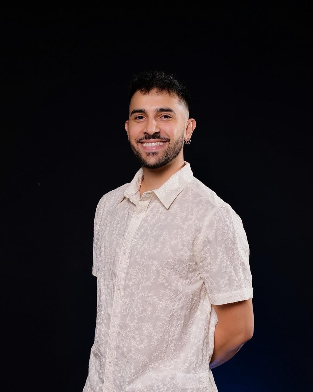 Matheus Maia Melo, psicólogo clínico, sorrindo em foto de retrato